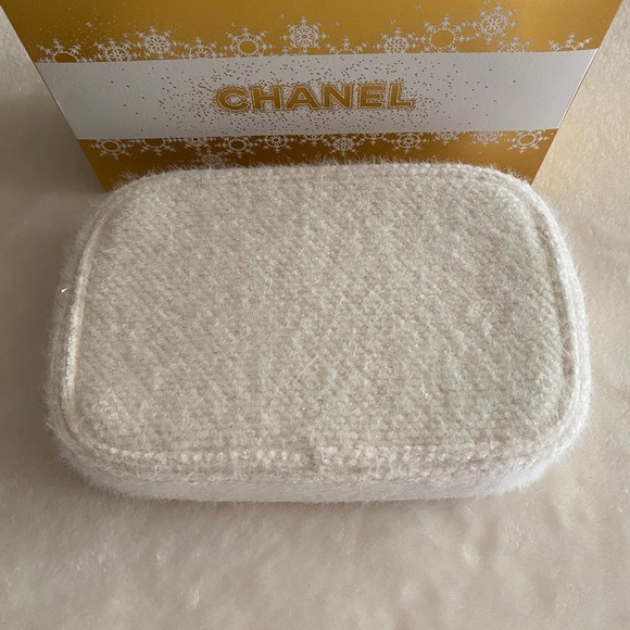 CHANEL Beaute’ Cosmetic Bag - Picture 3 of 10